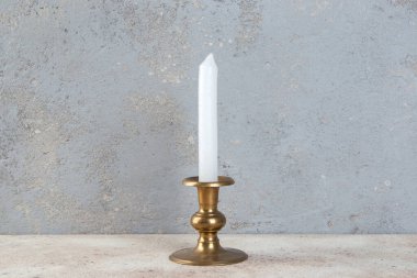 Beton zeminde bir mum için antik pirinç şamdan. Metin için alanı kopyala. 