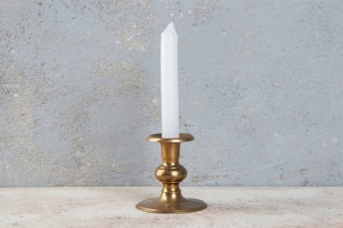 Beton zeminde bir mum için antik pirinç şamdan. Metin için alanı kopyala. 