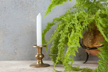 Beton zeminde bir mum için antik pirinç şamdan. Metin için alanı kopyala. 