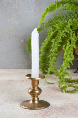 Beton zeminde bir mum için antik pirinç şamdan. Metin için alanı kopyala. 