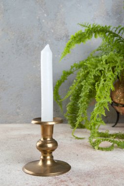 Beton zeminde bir mum için antik pirinç şamdan. Metin için alanı kopyala. 