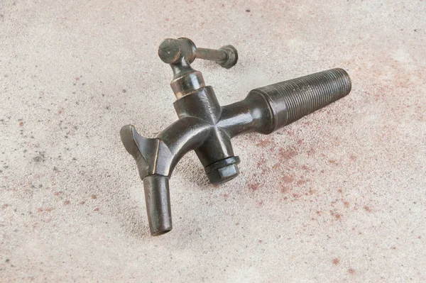 Beton arka planda bronz şarap fıçısı vinci. Metin için alanı kopyala.