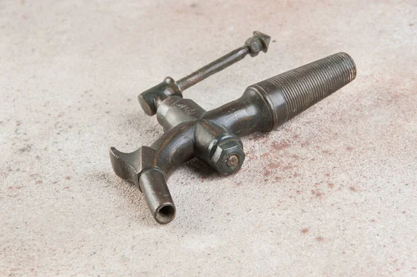 Beton arka planda bronz şarap fıçısı vinci. Metin için alanı kopyala.