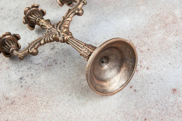 Beton zeminde üç mum için antika pirinç şamdan. Metin için alanı kopyala. 