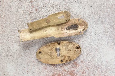 Antik pirinç anahtar kapakları beton arka planda. Metin için alanı kopyala.
