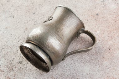 Beton arka planda antik metal bardak. Metin için alanı kopyala
