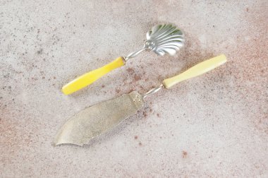 Metal kaşık ve spatula seti. Beton arka plandaki balıklar için bıçak. Metin ve yemek fotoğrafçılığı için boşluk kopyala