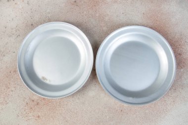 Beton zemin üzerinde eski alüminyum plakalar. Metin için alanı kopyala.