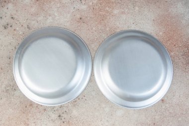 Beton zemin üzerinde eski alüminyum plakalar. Metin için alanı kopyala.