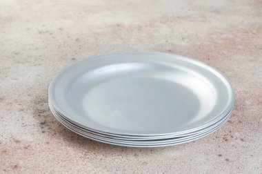 Beton zemin üzerinde eski alüminyum plakalar. Metin için alanı kopyala.