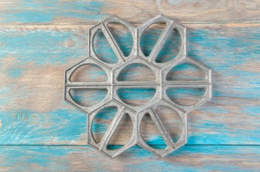 Mavi ahşap arka planda eski alüminyum hamur köfteleri kalıbı. Metin için alanı kopyala.