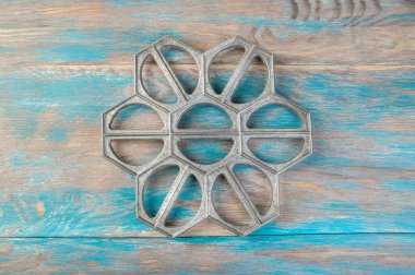 Mavi ahşap arka planda eski alüminyum hamur köfteleri kalıbı. Metin için alanı kopyala.