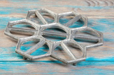 Mavi ahşap arka planda eski alüminyum hamur köfteleri kalıbı. Metin için alanı kopyala.