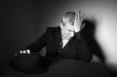 Siyah şapkalı adam