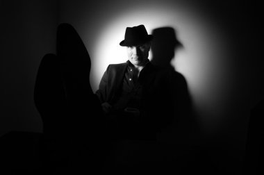 Siyah şapkalı adam