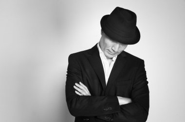 Siyah şapkalı adam