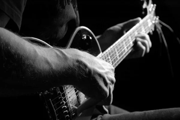 Man med gitarr — Stockfoto