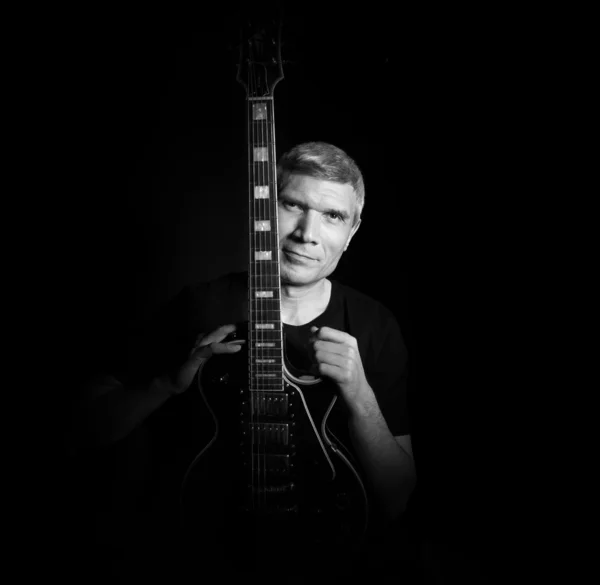 Człowiek z gitara — Zdjęcie stockowe