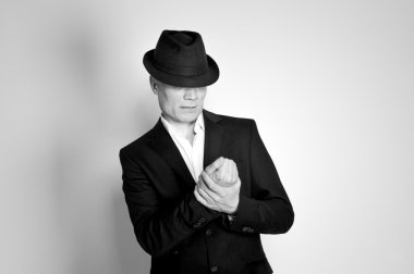 Siyah şapkalı adam