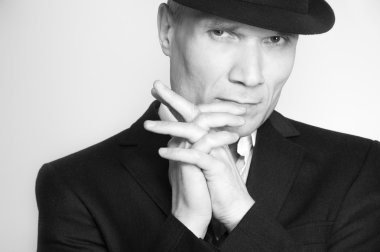 adam siyah şapka ve kıyafet