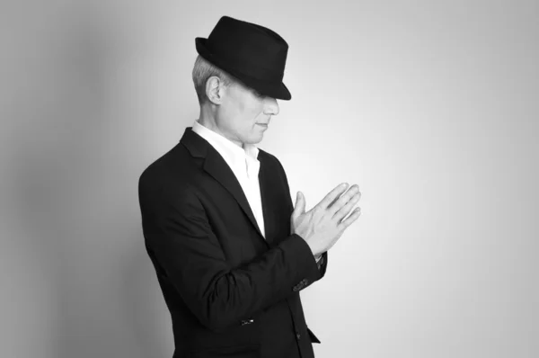 Homme au chapeau noir — Photo