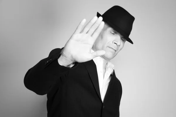 Mann in Anzug und schwarzem Hut — Stockfoto