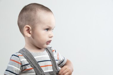 Sevimli küçük çocuk.