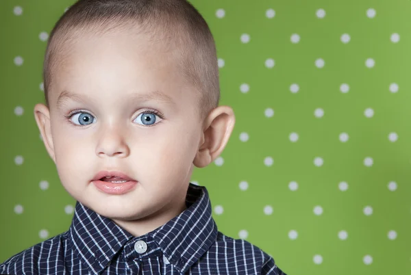 Überrascht einen kleinen Jungen, der in die Kamera schaut — Stockfoto