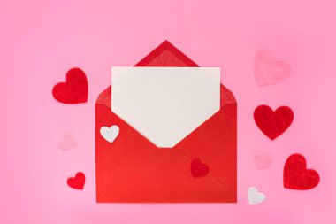 Aşk mektubu, Sevgililer Günü ya da düğün konsepti. Kırmızı zarfta beyaz kart. Fotokopi alanı, üst görünümü olan düz uzanış, maket.