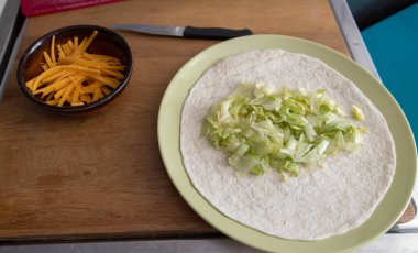 Marul ve peynirli bir paket.