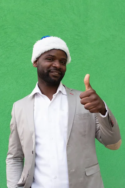 Yeşil Arka Plandaki Mutlu Afrikalı Amerikalı — Stok fotoğraf