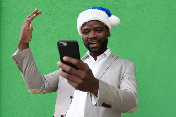 Афроамериканец Новогодней Шляпе Телефоном — стоковое фото