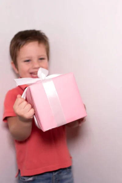 Щасливий Дитина Новорічним Подарунком — стокове фото