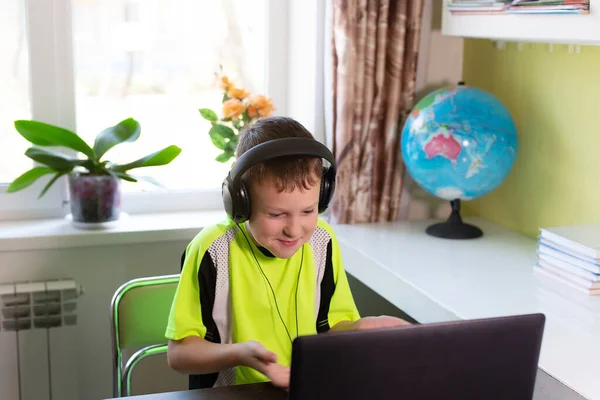 Schoolboy Fones Ouvido Casa Laptop — Fotografia de Stock