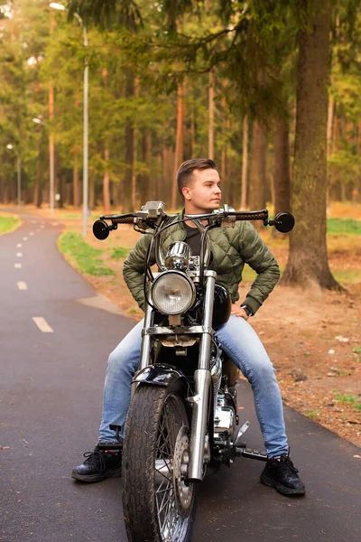 Mooie Jonge Man Een Motorfiets — Stockfoto