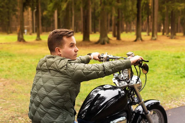 Jovem Bonito Homem Monta Uma Motocicleta — Fotografia de Stock