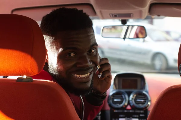 Afroamericano Feliz Coche Con Teléfono — Foto de Stock