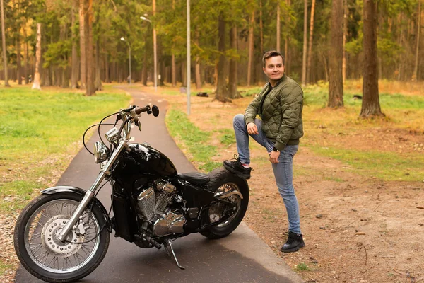 Gelukkige Knappe Man Rijweg Motorfiets — Stockfoto