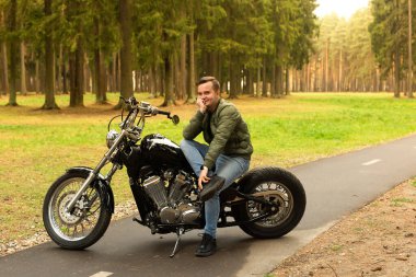 Güzel genç adam, yol motosikleti.