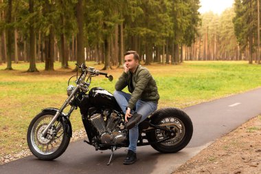 Güzel genç adam, yol motosikleti.