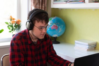 Evdeki mutlu okul çocuğu, kulaklıklar.