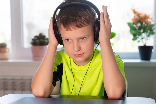 학생이 헤드폰으로 음악을 듣는다 — 스톡 사진