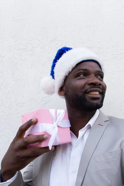 Mutlu Afrikalı Amerikalı Bir Hediyeyle Yeni Yıl — Stok fotoğraf