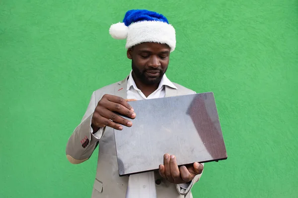 Yeşil Arka Plandaki Afrikalı Amerikalı Dizüstü Bilgisayar Yeni Yıl — Stok fotoğraf