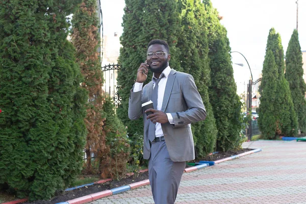 Afroamericano Feliz Con Teléfono Café — Foto de Stock