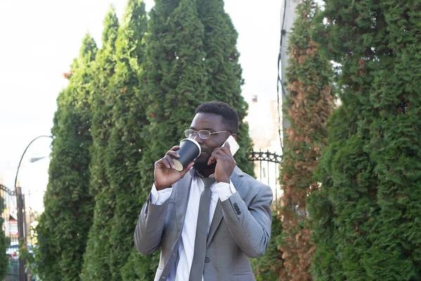 Der Glückliche Afroamerikaner Mit Telefon Und Kaffee — Stockfoto