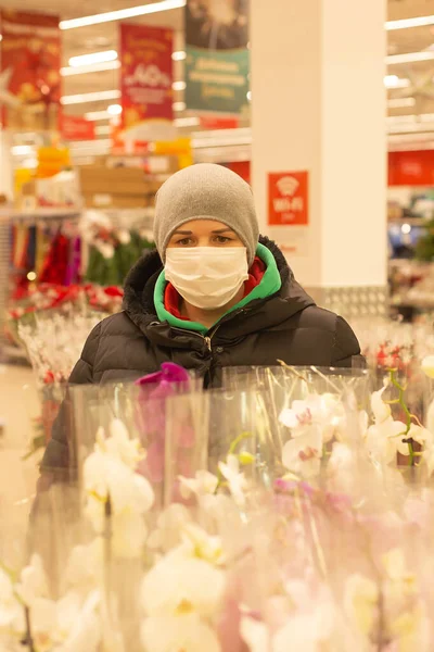 Девушка Защитной Маске Супермаркете — стоковое фото