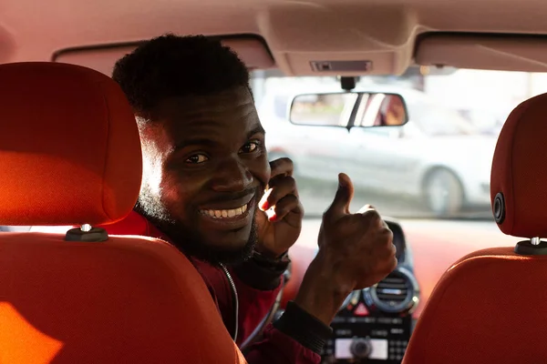 Mutlu Afrikalı Amerikalı Arabada — Stok fotoğraf