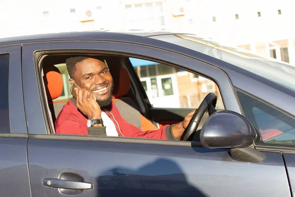Boldog Afro Amerikai Egy Kék Autóban — Stock Fotó