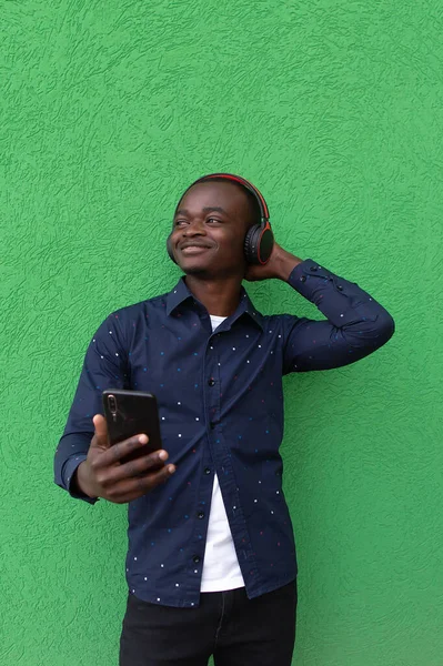 Happy African American Phone Selfie — Stok fotoğraf